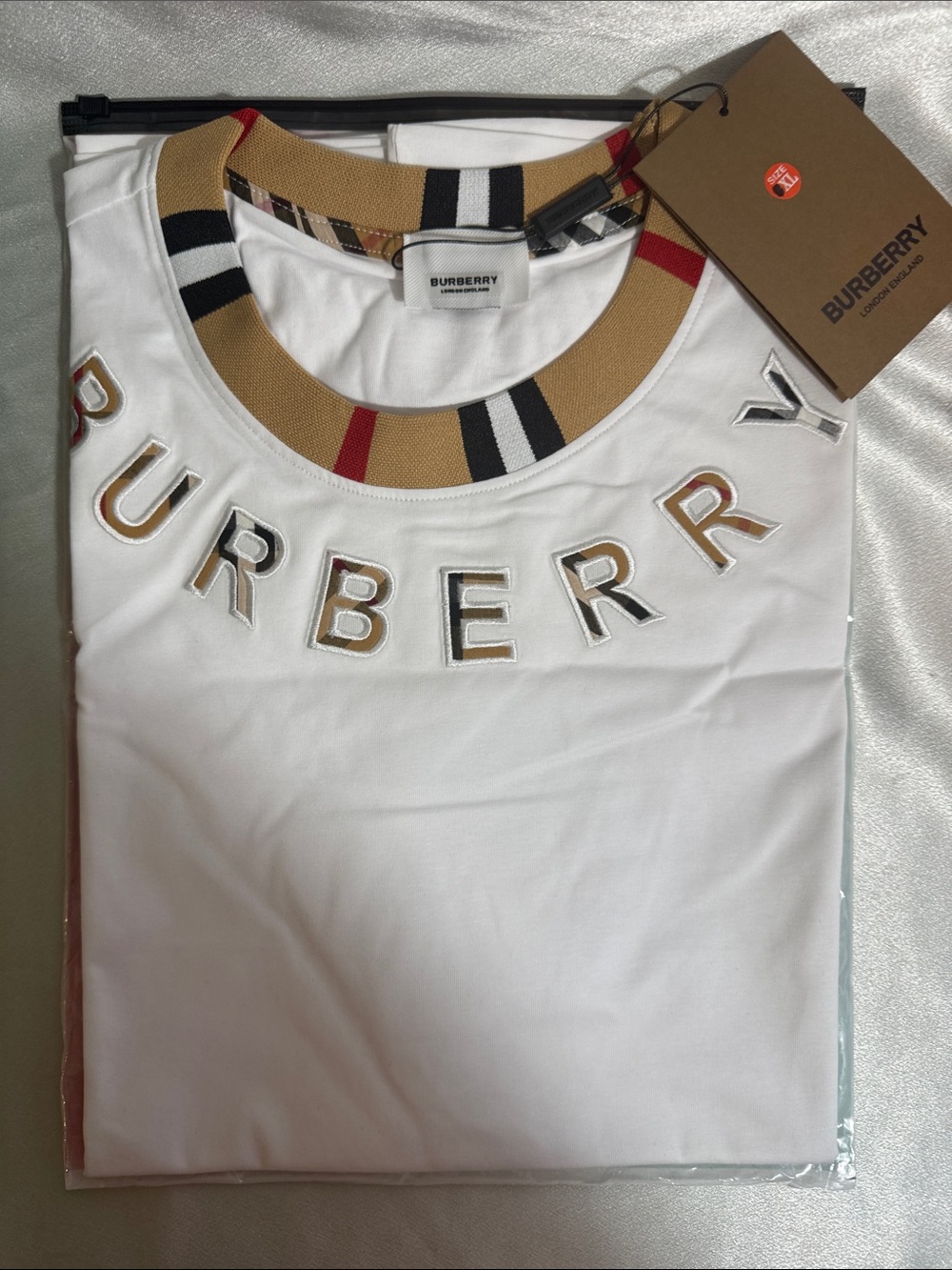 Burberry White Crewneck Tee with Beige Black and Red Check Collar🔥New! XL